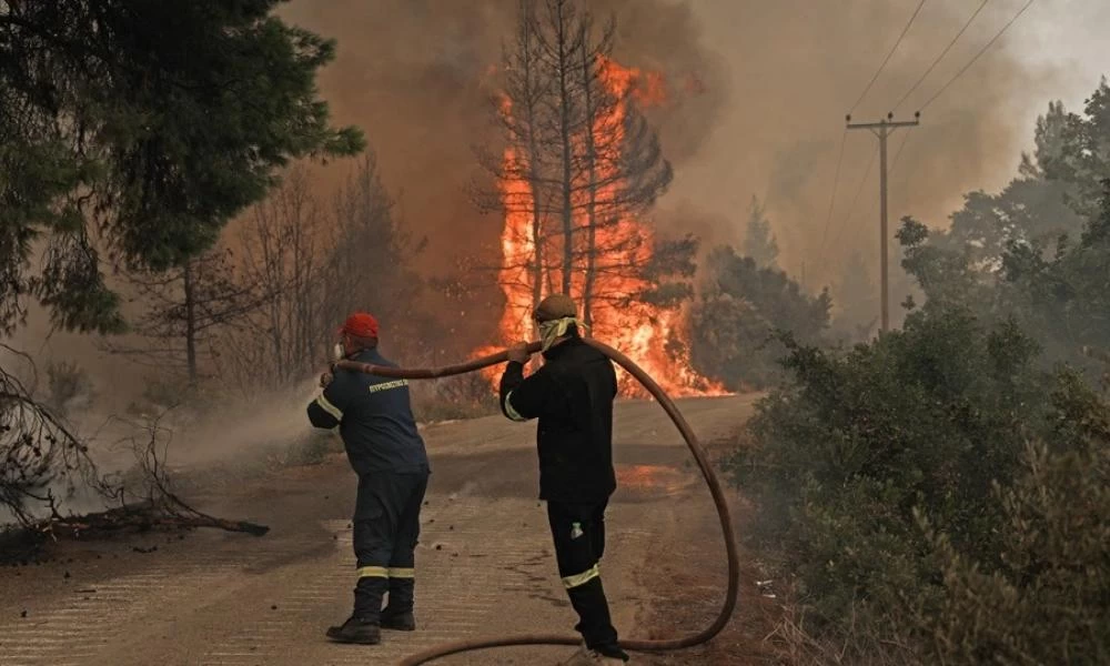 Αυξημένος ο κίνδυνος πυρκαγιών και σήμερα - Περισσότεροι από 1000 πυροσβέστες επιχειρούν στα πύρινα μέτωπα